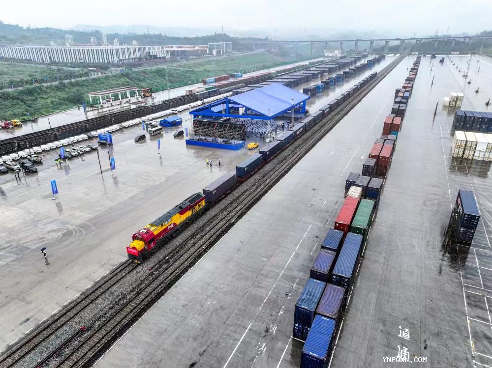 中老鐵路（攀枝花—萬(wàn)象） 國(guó)際貨運(yùn)列車實(shí)現(xiàn)雙向循環(huán)整列